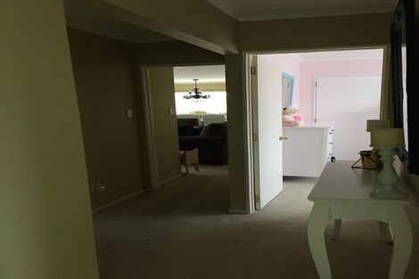 Photo of property in 16 Reremanu Place, Weymouth, Auckland, 2103