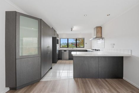 Photo of property in 2 Spring Valley Place, Oteha, Auckland, 0632