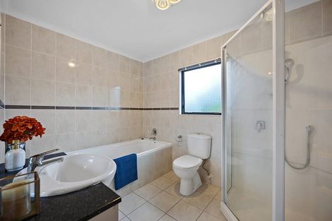 Photo of property in 16 Crimson Park, Oteha, Auckland, 0632