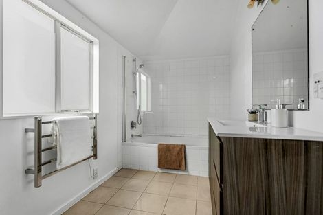 Photo of property in 2/19 Rodney Road, Northcote Point, Auckland, 0627