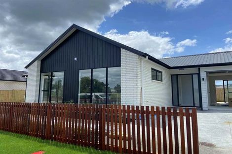 Photo of property in 21 Mcindoe Road, Kumeu, 0810