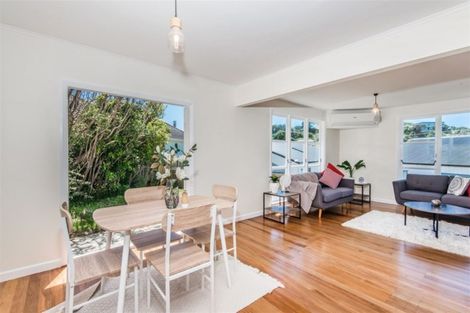 Photo of property in 38 Lyndfield Lane, Newlands, Wellington, 6037
