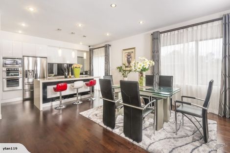 Photo of property in 10 Namsan Close, Fairview Heights, Auckland, 0632