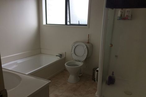 Photo of property in 2/5 Kilham Avenue, Northcote, Auckland, 0627