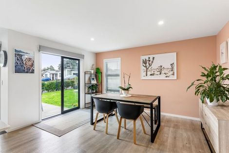 Photo of property in 11 Sauterne Road, Kumeu, 0810