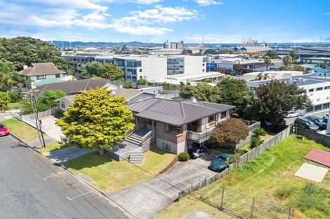 Photo of property in 14 Pitau Road, Mount Maunganui, 3116