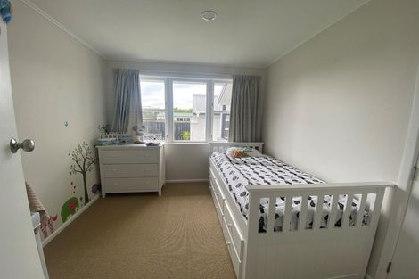 Photo of property in 43a Edgewater Drive, Pakuranga, Auckland, 2010