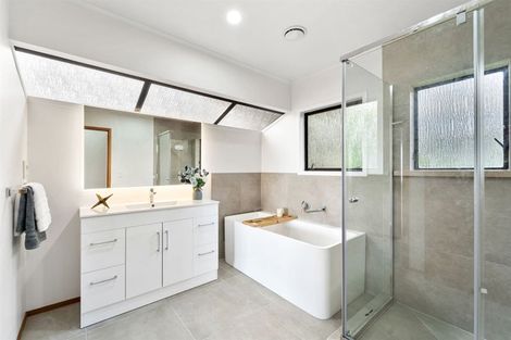 Photo of property in 2/23 Ridge Road, Waiake, Auckland, 0630