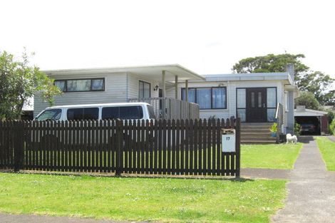 Photo of property in 17 Tarata Crescent, Mangere Bridge, Auckland, 2022