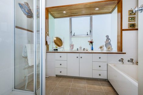 Photo of property in 72 Ocean View Road, Northcote, Auckland, 0627