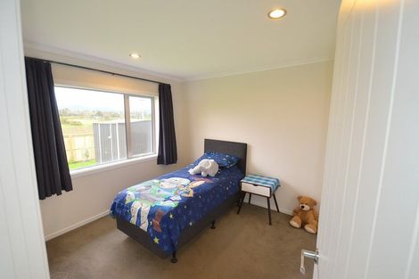 Photo of property in 28 Cooladerry Place, Rosehill, Papakura, 2113