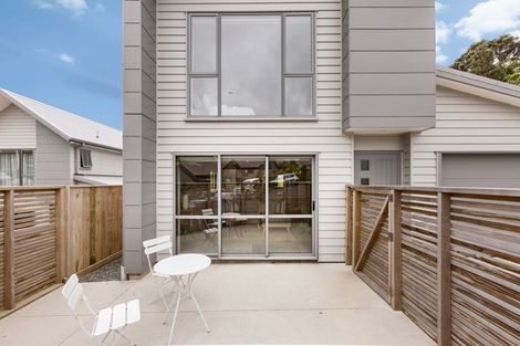 Photo of property in 2 Brindle Way, Newlands, Wellington, 6037