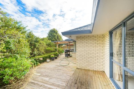 Photo of property in 114 Ruapehu Drive, Fitzherbert, Palmerston North, 4410