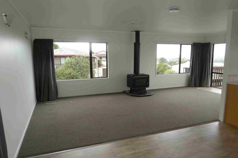 Photo of property in 20 Van Dyke Place, West Harbour, Auckland, 0618