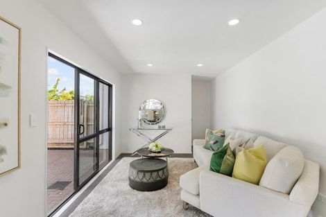 Photo of property in 11 Spalding Rise, Golflands, Auckland, 2013