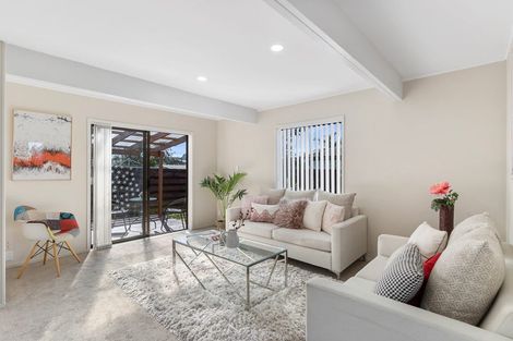 Photo of property in 1/13 Challen Close, Conifer Grove, Takanini, 2112