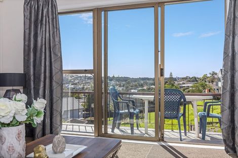 Photo of property in 2/36 Shanaway Rise, Hillcrest, Auckland, 0627