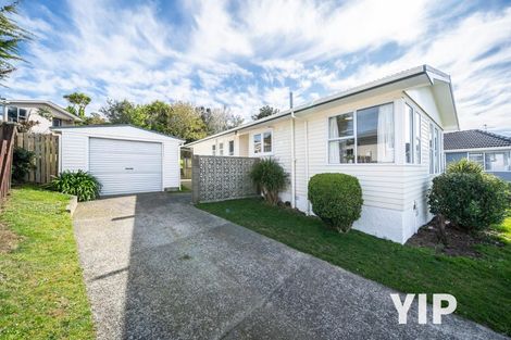 Photo of property in 7 Loasby Crescent, Newlands, Wellington, 6037