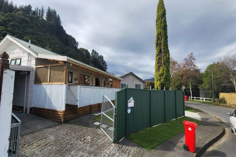 Photo of property in 6 Edmund Lomas Grove, Birchville, Upper Hutt, 5018