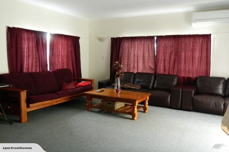 Photo of property in 25 Stewart Drive, Newlands, Wellington, 6037