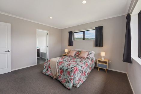 Photo of property in 19 Percy Kinsman Crescent, Riverstone Terraces, Upper Hutt, 5018