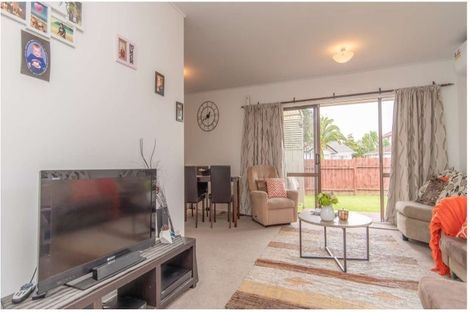Photo of property in 2/4 Tyndrum Place, Highland Park, Auckland, 2010