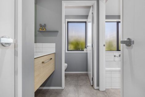 Photo of property in 2 Roundhouse Close, Whitby, Porirua, 5024