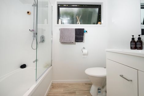 Photo of property in 8 Landow Place, Henderson, Auckland, 0612