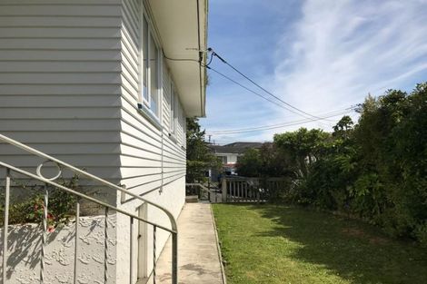 Photo of property in 1 Kinapori Terrace, Newlands, Wellington, 6037