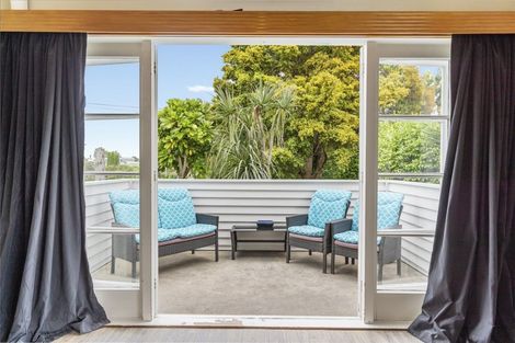 Photo of property in 476 Devonport Road, Tauranga South, Tauranga, 3112