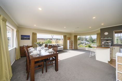 Photo of property in 5 Sycamore Crescent, Fitzherbert, Palmerston North, 4410