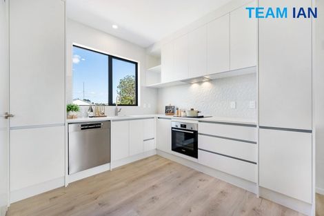 Photo of property in 7/11 Kayle Glen, West Harbour, Auckland, 0618