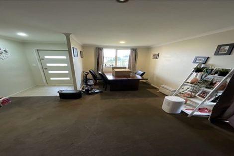 Photo of property in 28 Kathleen Reece Place, Waiuku, 2123