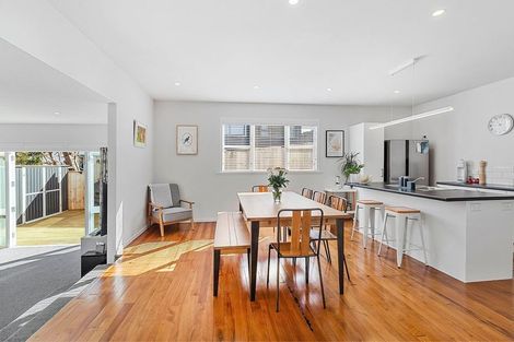 Photo of property in 27 Mexted Terrace, Tawa, Wellington, 5028