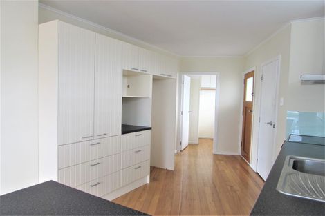 Photo of property in 30 Brooker Grove, Newlands, Wellington, 6037