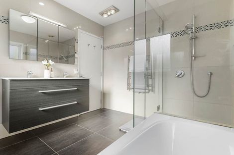 Photo of property in 52 Meadowvale Avenue, Forrest Hill, Auckland, 0620