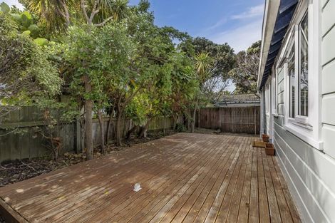 Photo of property in 3 Apu Crescent, Lyall Bay, Wellington, 6022