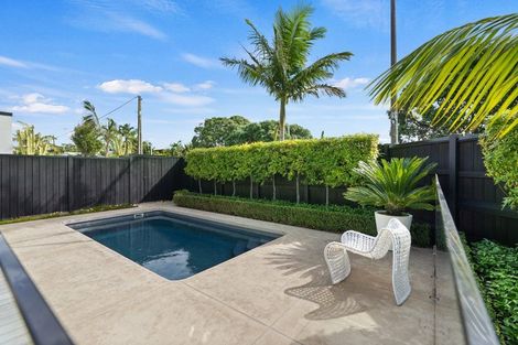 Photo of property in 52 Walton Street, Red Beach, 0932