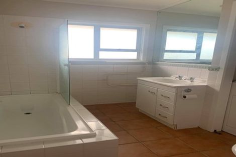 Photo of property in 2/40 Pupuke Road, Takapuna, Auckland, 0622