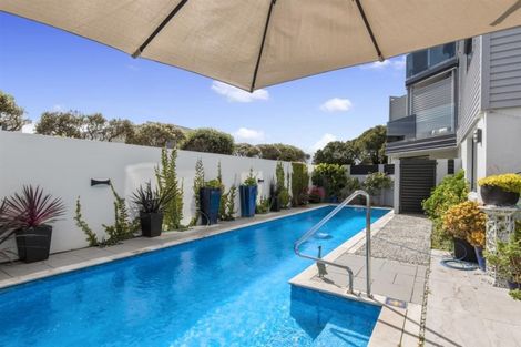 Photo of property in 24 Tiri Road, Milford, Auckland, 0620