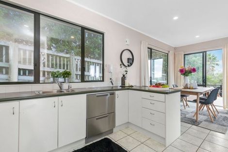Photo of property in 19 Pannill Place, Oteha, Auckland, 0632