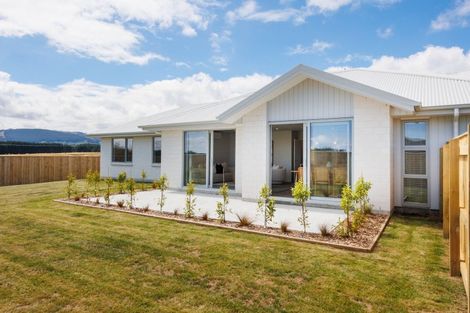 Photo of property in 68 Atlantic Drive, Fitzherbert, Palmerston North, 4410