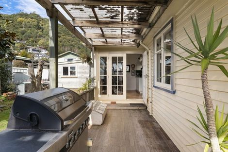 Photo of property in 34 Broadway, Picton, 7220