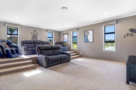 Photo of property in 8 Meadowview Close, Waiuku, 2123