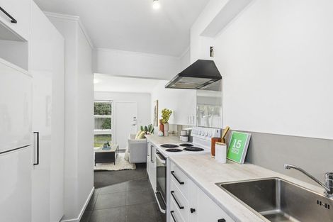 Photo of property in 2/102 Endeavour Street, Lyall Bay, Wellington, 6022