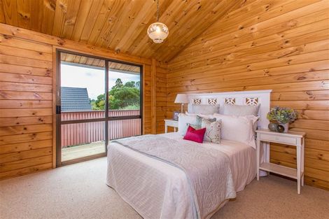 Photo of property in 16 Sunnynook Road, Sunnynook, Auckland, 0620