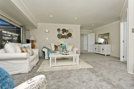 Photo of property in 6 Ravenstone Place, Chatswood, Auckland, 0626