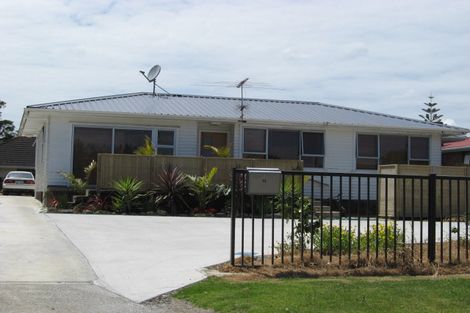 Photo of property in 15 Tarata Crescent, Mangere Bridge, Auckland, 2022