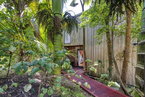 Photo of property in 15 Rayner Road, Piha, 0772