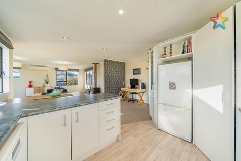 Photo of property in 27 Kaitangata Crescent, Kelson, Lower Hutt, 5010